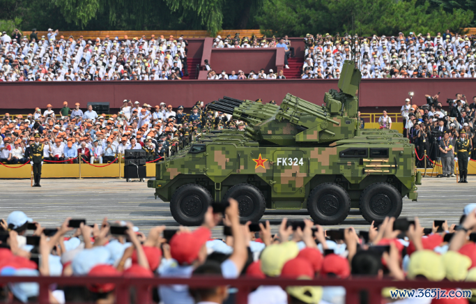▲九三阅兵现场,反无东说念主机方队通过天安门广场。图/新华社