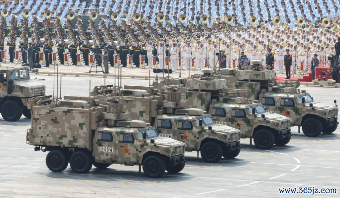 ▲九三阅兵现场,集中空间作战方队接受阅兵。图/新华社